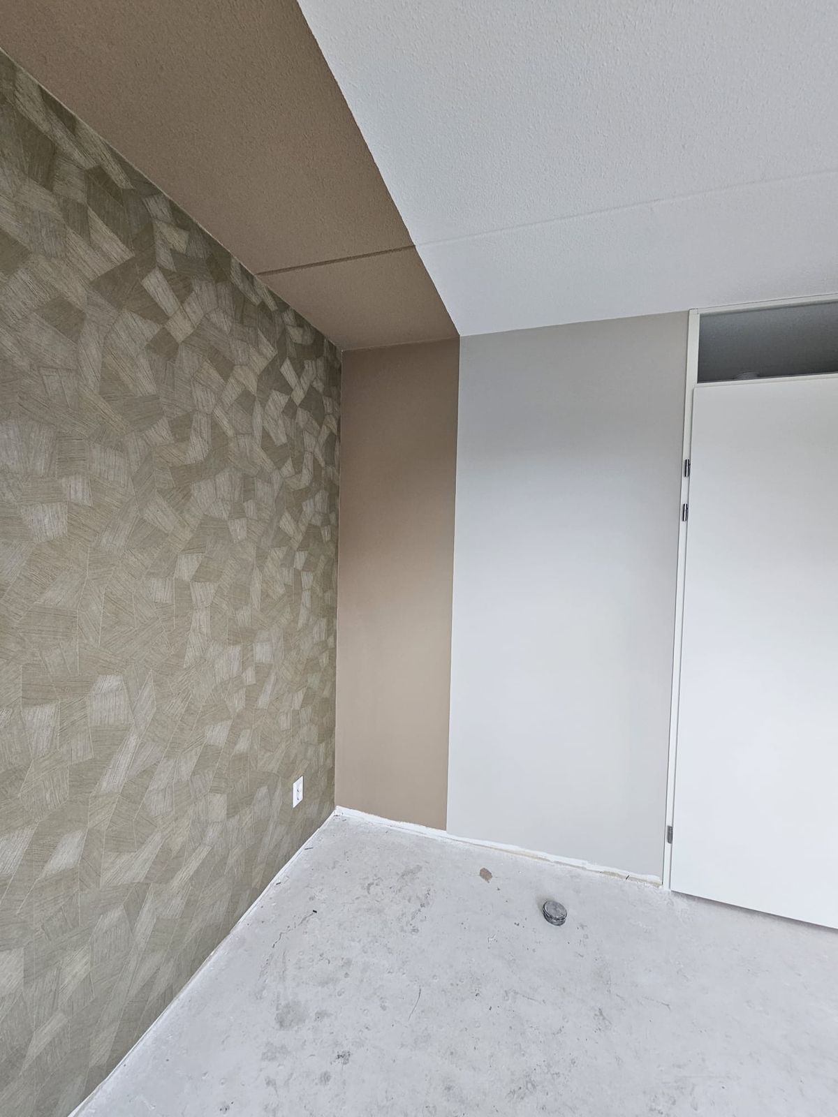Portfolio: Getextureerd taupe behang naast tweekleurige muur