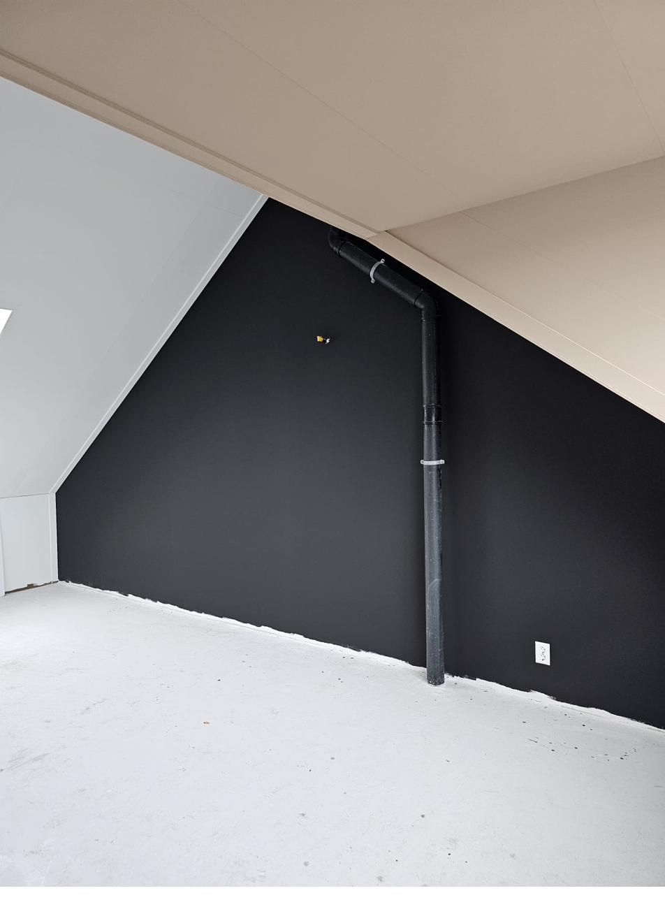 Portfolio: Antracietkleurige accentwand onder schuin dak