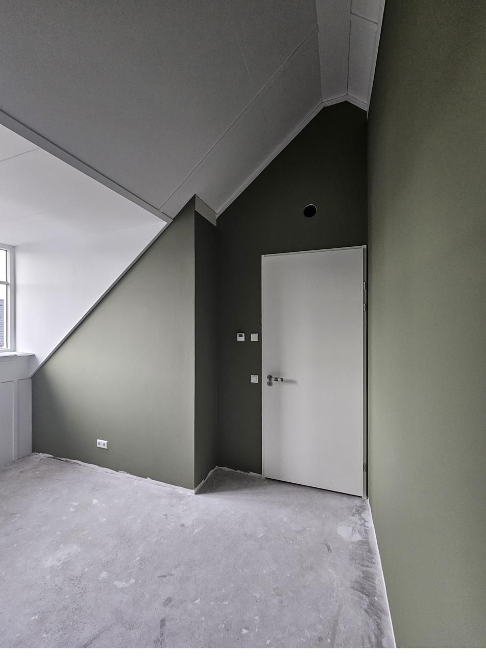 Portfolio: Olijfgroene kamer met witte paneeldeur