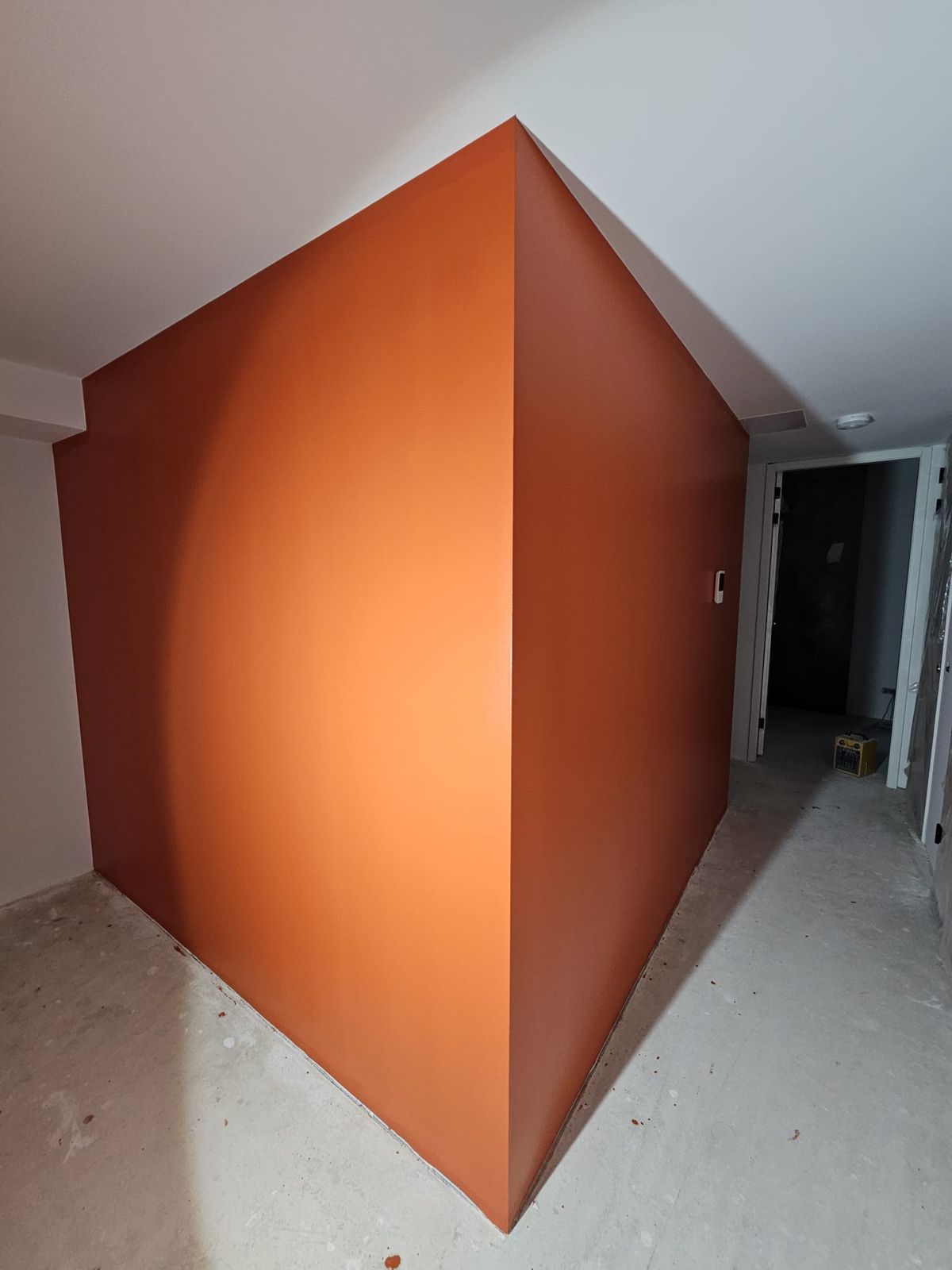 Portfolio: Terracotta gesausde hoekwand onder schuin dak